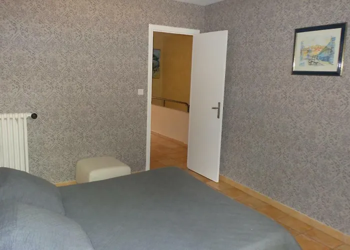 spacieux logement face à la Cité Médievale