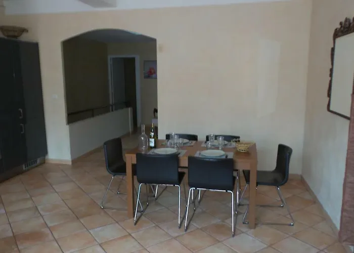 spacieux logement face à la Cité Médievale