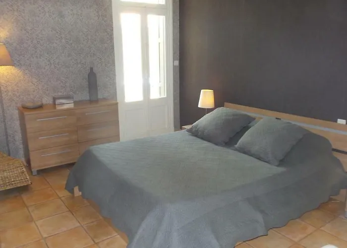 spacieux logement face à la Cité Médievale
